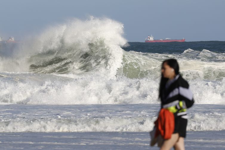 Rio de Janeiro (RJ), 30/07/2025 – Ressaca no mar traz ondas grandes à praia do Leme, provocadas pela passagem de um ciclone extratropical. Foto: Fernando Frazão/Agência Brasil