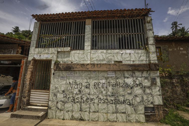 Maceió (AL) 17/12/2023 – Residência com placa de vende no bairro Flexal de Baixo, nas proximidades da mina n°18 da mineradora na lagoa de Mundaú.
Foto: Joédson Alves/Agência Brasil