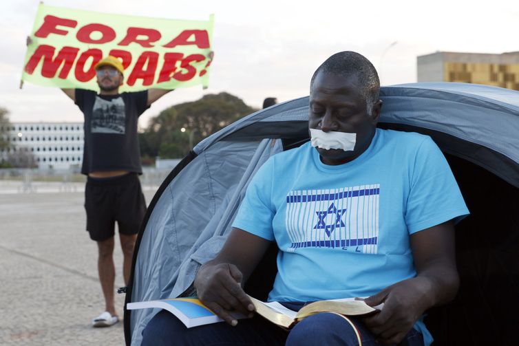 Brasília (DF), 25/07/2025 - Deputado Hélio Lopes faz acampamento com uma barraca em protesto na Praça dos Três Poderes em frente ao STF. Foto: Bruno Peres/Agência Brasil