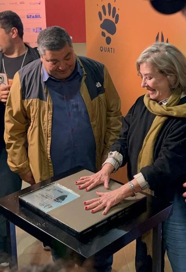 Ana Brun deixa marca na calçada da fama de Bonito (MS)