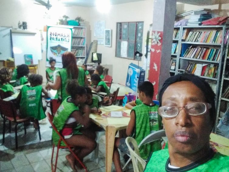 Denise Santos/Arquivo pessoal Rio de Janeiro (RJ), 19/07/2025 - Instituto Tear - Denise Santos na Biblioteca Comunitária Jurema Gomes Baptista no Morro do Salgueiro.
Foto: Denise Santos/Arquivo pessoal