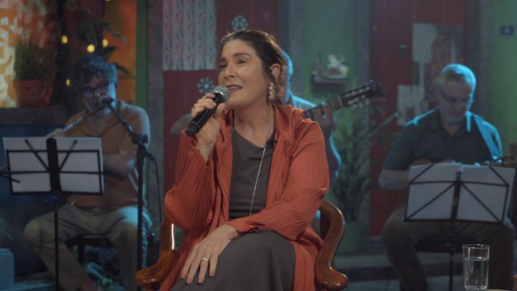 TV Brasil São Paulo (SP) 11/07/2025 - Na semana em que a saudosa Elizeth Cardoso completaria 105 anos, no dia 16 de julho, o Samba na Gamboa apresenta uma edição especial. A produção da TV Brasil recorda A Divina neste domingo (13), às 13h, com a cantora Mônica Salmaso, que tem um show só com o repertório da artista. Teresa Cristina homenageia a estrela considerada uma das maiores cantoras da música popular brasileira. Foto: TV Brasil