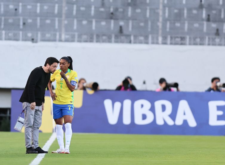 Técnico Arthur Elias conversa com atacante Kerolin - seleção brasileira feminina de futebol -  Copa América Feminina 2025 - Brasil 6 x 0 Bolívia - em 16/07/2025