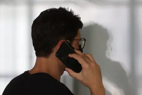 Smartphone, celular,  em uso.