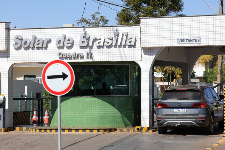 Brasília (DF) 07/08/2025 Fachada do condomínio Solar de Brasília, onde mora e cumpre prisão domiciliar o ex-presidente Jair Bolsonaro.  Foto: Fabio Rodrigues-Pozzebom/ Agência Brasil