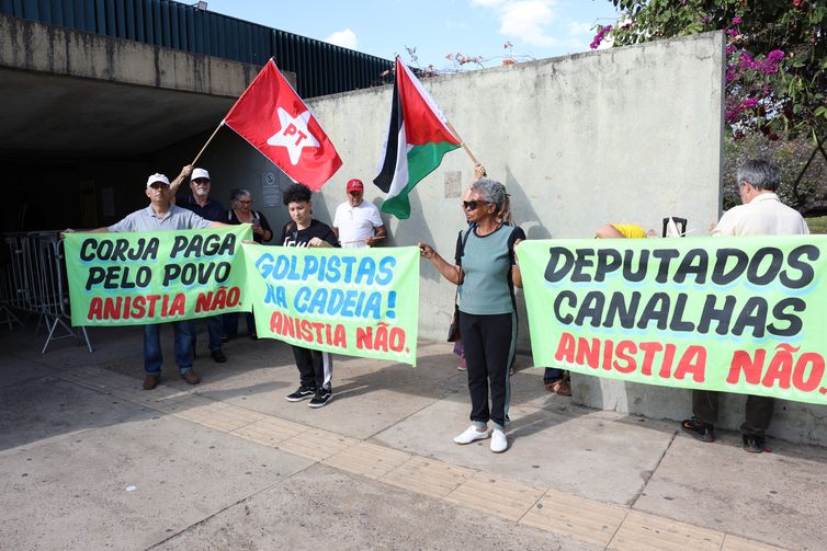 Brasília (DF) 06/08/2025 - Pessoas participam de ato contra parlamentares de oposição,e anista em frente ao anexo da Câmara dos Deputados. Foto: Valter Campanato/Agência Brasil
