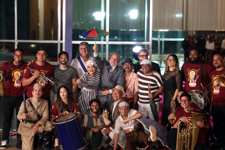 Brasília (DF) 06/08/2025 - Presidente da República, Luiz Inácio Lula da Silva, juntamente com a equipe do fime O Agente Secreto, no Palácio da Alvorada. Foto: Valter Campanato/Agência Brasil