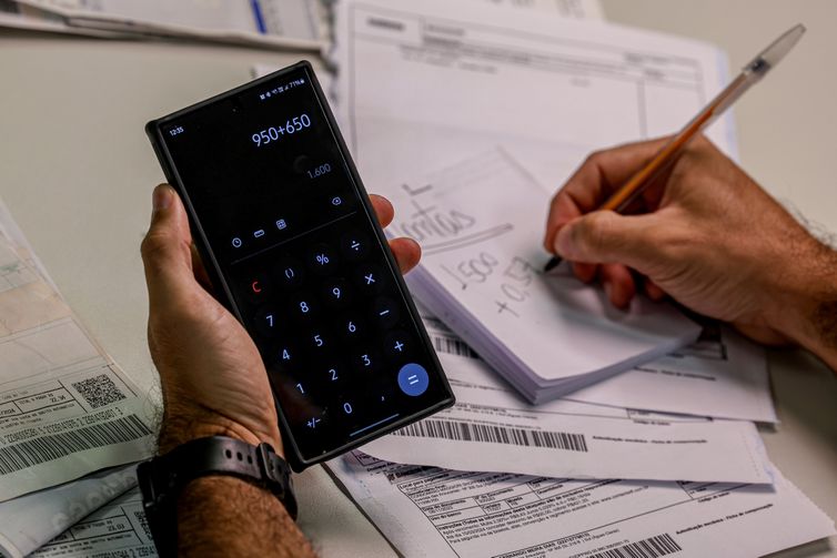 Brasília (DF) 15/03/2024 – A partir de hoje (15) de março, parte da liquidação interbancária da cobrança do documento será feita no mesmo dia do pagamento
A novidade é mais um projeto de modernização feito pelo setor bancário na modalidade de boletos, que englobará 136 bancos e será mandatória. Com a mudança, se o cliente pagar o boleto até *às 13h30, o cobrador poderá receber o dinheiro no mesmo dia, dependendo do contrato que ele tenha com a sua instituição financeira. Se o pagamento for feito após *às 13h30, a liquidação ocorrerá no dia seguinte.
Foto: Joédson Alves/Agência Brasil