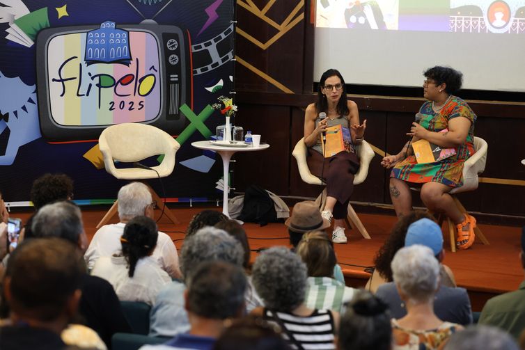 Salvador (BA), 09/08/2025 - A escritora Lilia Schwarcz e a ilustradora Suzane Lopes falam sobre os livros Óculos de Cor e Enciclopédia Negra para Jovens Leitores no Museu Eugênio Teixeira Leal durante a Festa Literária Internacional do Pelourinho - Flipelô. Foto: Rovena Rosa/Agência Brasil