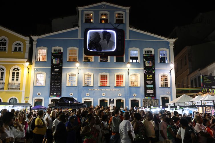 Salvador (BA), 06/08/2025 - Abertura da Festa Literária Internacional do Pelourinho - Flipelô, que homenageia Dias Gomes, no Largo do Pelourinho. Foto: Rovena Rosa/Agência Brasil