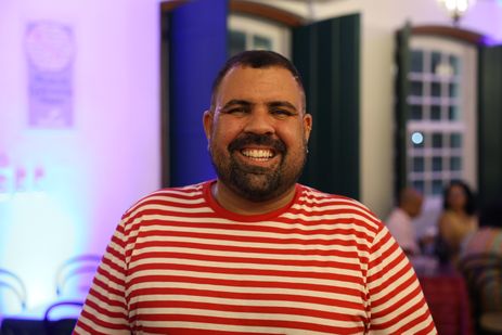 Salvador (BA), 06/08/2025 - O escritor Deco Lipe, curador programação da Vila Literária, participa da abertura da Festa Literária Internacional do Pelourinho - Flipelô, que homenageia Dias Gomes, no Largo do Pelourinho. Foto: Rovena Rosa/Agência Brasil