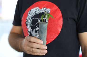 Salvador (BA), 07/08/2025 - Mudas de árvores são doadas no projeto Recicle um livro na Roda de Sustentabilidade durante a Festa Literária Internacional do Pelourinho - Flipelô no Terreiro de Jesus. Foto: Rovena Rosa/Agência Brasil