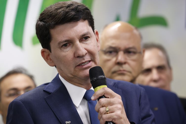 Rio de Janeiro (RJ), 28/08/2025 – O prefeito de Petrolina (PE), Simão Durando, participa de encontro com o presidente do BNDES, Aluízio Mercadante, e a Frente Nacional de Prefeitas e Prefeitos (FPN), sobre as medidas de apoio do Plano Brasil Soberano. Foto: Fernando Frazão/Agência Brasil