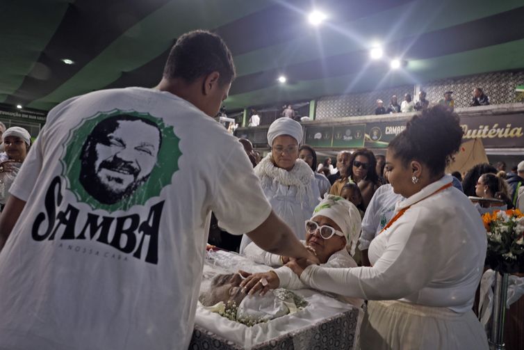 Rio de Janeiro (RJ), 09/08/2025 - Familiares e pessoas participam do velório do sambista Arlindo Cruz, na quadra da escola de Samba Império Serrano. Foto: Tânia Rêgo/Agência Brasil