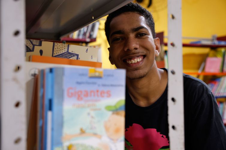 Rio de Janeiro (RJ), 21/08/2025 - Jorge Arruda, estudante, frequentador da Biblioteca comunitária Atelier das Palavras, no morro da Mangueira, zona norte da cidade. Foto: Tânia Rêgo/Agência Brasil