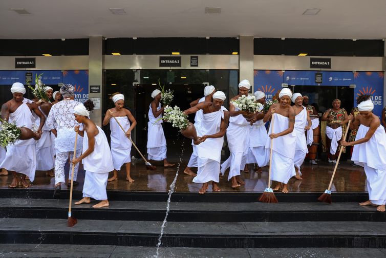 Tomaz Silva/Agência Brasil Rio de Janeiro (RJ), 21/08/2025 – Integrantes do Balé Folclórico da Bahia fazem lavagem da escadaria do Teatro João Caetano antes das apresentações do espetáculo O Balé Que Você Não Vê, no centro do Rio de Janeiro. Foto: Tomaz Silva/Agência Brasil