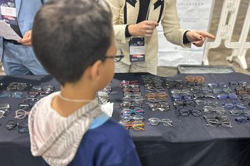 Curitiba (PR), 28/08/2025 - Projeto oferece atendimento oftalmológico gratuito para criança. Estudante João Lucas participa do projeto Pequenos Olhares.. Foto: Paula Laboissière/Agência Brasil