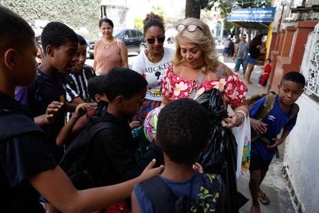 Rio de Janeiro (RJ), 27/09/2025 – A aposentada Tânia Ponciano distribui doces e brinquedos para crianças no Dia de Cosme e Damião, santos católicos também adorados nas religiões de matriz africana, nas ruas do bairro do Andaraí, Zona Norte da cidade. Foto: Fernando Frazão/Agência Brasil