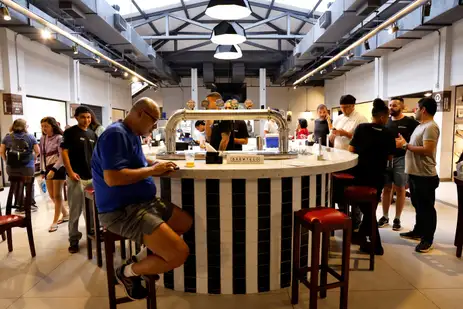 Rio de Janeiro(RJ), 24/09/25 - O Mercado São José, em Laranjeiras. que estava fechado há 7 anos volta a funcionar como espaço para compras de hortifruti, restaurantes e música. Foto: Tânia Rêgo/Agência Brasil