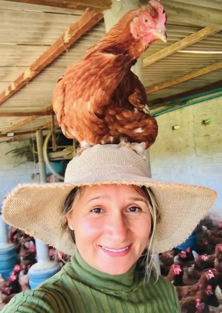 Brasília (DF), 29/09/2025 – Marli Oliveira, agricultora familiar que fornece ovos, mel e carnes de galinha, porco e ovinos para o Pnae no Ceará 
Como o Brasil virou referência na alimentação escolar .
Foto: Marli Oliveira/Arquivo pessoal