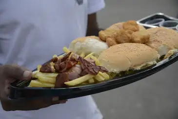 Emerson Farias comprou um barco de hamburguer na Feira Nacional do Podrão, que reúne opções de lanches e gastronomia popular de rua no Terreirão do Samba, no centro da cidade.
