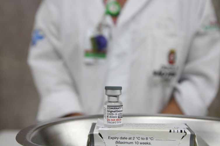 Rovena Rosa/Agência Brasil São Paulo (SP), 02/05/2023 - Vacina bivalente contra covid-19 da Pfizer no posto móvel de vacinação da Unidade Básica de Saúde - UBS República na galeria subterrânea da praça do Patriarca. Foto: Rovena Rosa/Agência Brasil