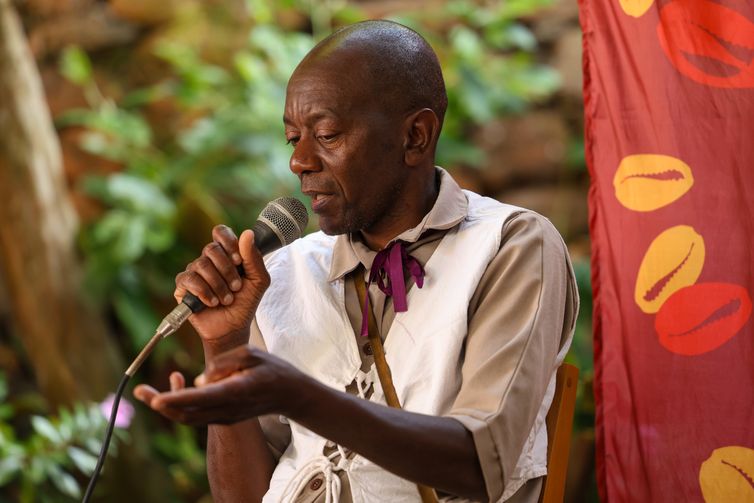 Tiradentes (MG), 12/09/2025 – O fundador e líder do Congado Nossa Senhora do Rosário e Escrava Anastácia, Claudinei Matias do Nascimento, conhecido como Mestre Prego durante mesa Quando a conta é o silêncio: cemitérios apagados, memórias insurgentes no Festival Artes Vertentes, no escritório técnico do IPHAN, no centro de Tiradentes (MG). Foto: Tomaz Silva/Agência Brasil