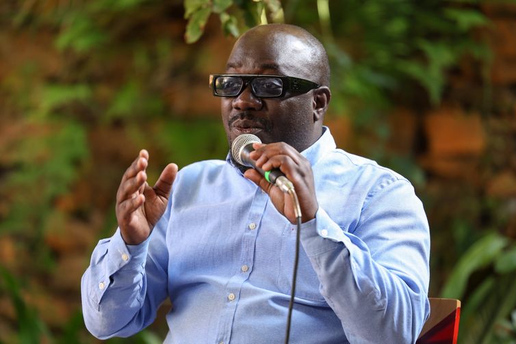 Tiradentes (MG), 12/09/2025 – O professor, escritor e chefe da divisão internacional da Fundação Cultural Palmares, Boaz Mavoungou durante mesa Quando a conta é o silêncio: cemitérios apagados, memórias insurgentes no Festival Artes Vertentes, no escritório técnico do IPHAN, no centro de Tiradentes (MG). Foto: Tomaz Silva/Agência Brasi