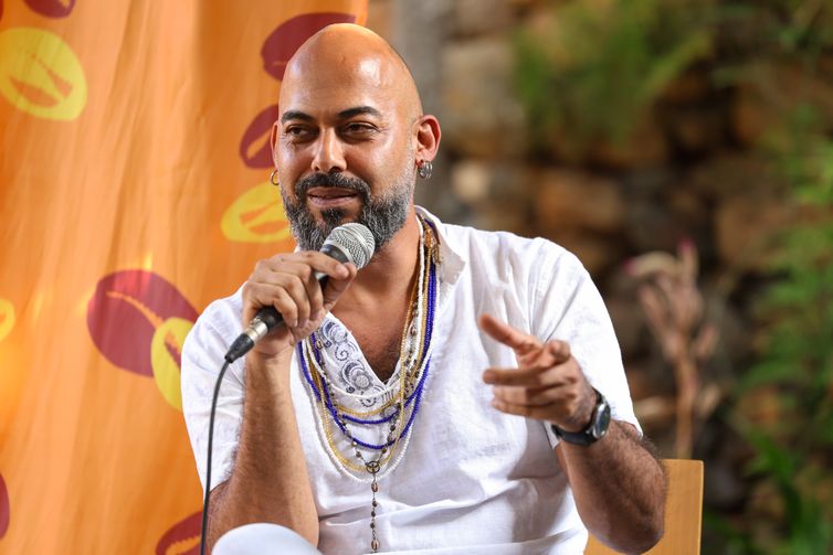 Tiradentes (MG), 12/09/2025 – O antropólogo e fotógrafo, Patrick Arley durante mesa Quando a conta é o silêncio: cemitérios apagados, memórias insurgentes no Festival Artes Vertentes, no escritório técnico do IPHAN, no centro de Tiradentes (MG). Foto: Tomaz Silva/Agência Brasil