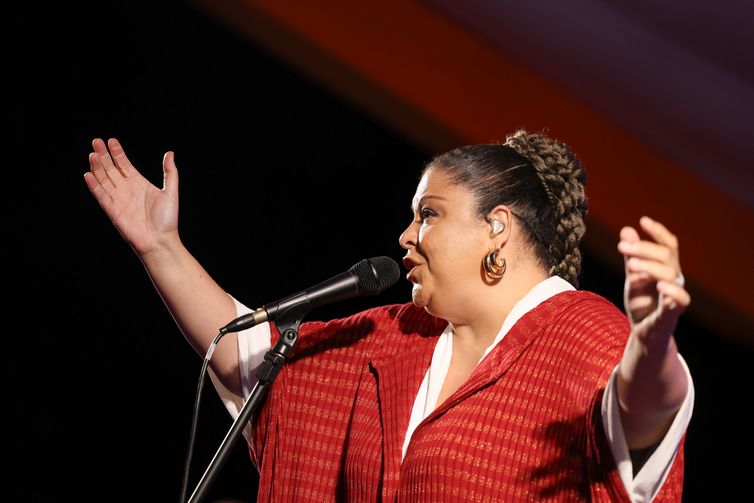 Tiradentes (MG), 14/09/2025 – A cantora Fabiana Cozza apresenta seu show Dos santos no Festival Artes Vertentes, no centro de Tiradentes (MG). Foto: Tomaz Silva/Agência Brasil