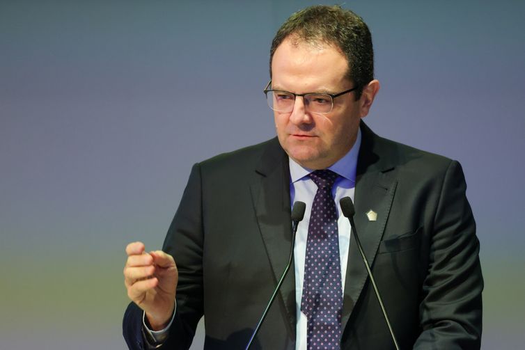 Brasília (DF) 06/08/2024 O Diretor de Planejamento e Relações Institucionais do BNDES, Nelson Barbosa, participa da abertura do seminário Políticas Industriais no Brasil e no Mundo, no auditório da Confederação Nacional da Indústria (CNI)  Foto: Fabio Rodrigues-Pozzebom/ Agência Brasil