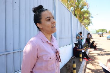  Brasília - 05/10/2025 -A ministra da Gestão e da Inovação em Serviços Públicos, Esther Dweck, durante visita ao campus da Asa Norte do Centro Universitário de Brasília (CEUB), onde 7.068 pessoas estão inscritas para realizar a prova do Concurso Público Nacional Unificado (CPNU). ( Lívia Blandina.). 
Foto: Valter Campanato/Agência Brasil

