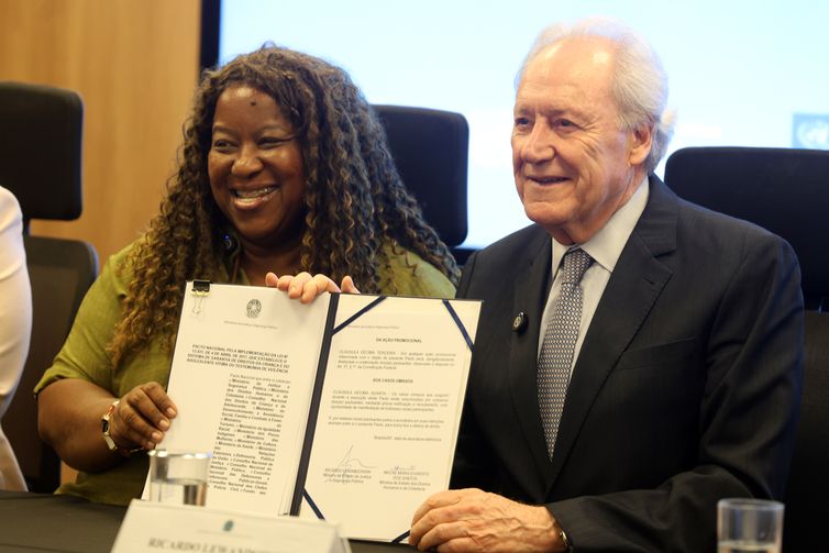 Brasília (DF), 15/10/2025 - A Ministra dos Direitos Humanos e da Cidadania, Macaé Evaristo, e o ministro da Justiça e Segurança Pública (MJSP), Ricardo Lewandowski, durante anúncio das ações de 2025 da estratégia Crescer em Paz. Trata-se de um plano do MJSP para a proteção integral de crianças e adolescentes, com 45 ações focadas na prevenção da violência, crime e drogas, além do acolhimento e recuperação de vítimas e garantia de acesso à Justiça. Foto: Valter Campanato/Agência Brasil
