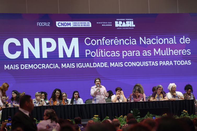 Brasília (DF), 01/10/2025 – A ministra da mulheres, Márcia Lopres (c), discursa na 5ª Conferência Nacional de Políticas para as Mulheres.
Foto: José Cruz/Agência Brasil