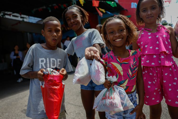 Rio de Janeiro (RJ), 27/09/2025 – Dia de Cosme e Damião, santos católicos também adorados nas religiões de matriz africana, é celebrado com tradicional distribuição de doces para crianças nas ruas do bairro do Andaraí, Zona Norte da cidade. Foto: Fernando Frazão/Agência Brasil