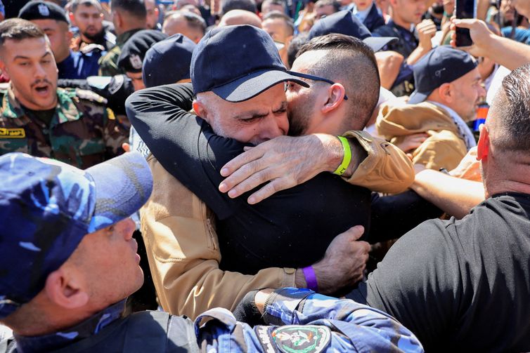 Prisioneiro palestinos libertado por Israel abraça parentes em Ramallah, na Cisjordânia ocupada por Israel
13/10/2025 Reuters/Mussa Qawasma/Proibida reprodução