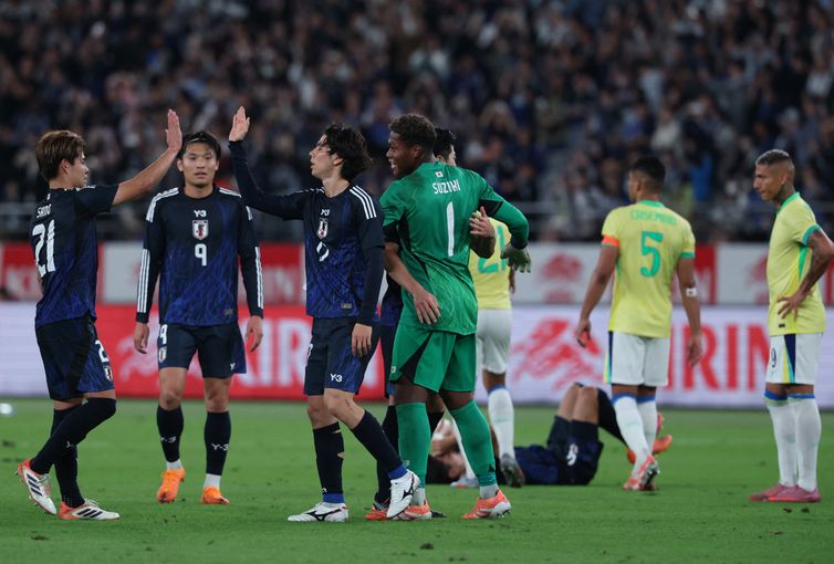 Soccer Football - International Friendly - Japan v Brazil - Tokyo Stadium, Tokyo, Japan - October 14, 2025 Japan players celebrate after the match Reuters/Kim Kyung-Hoon/Proibida reprodução