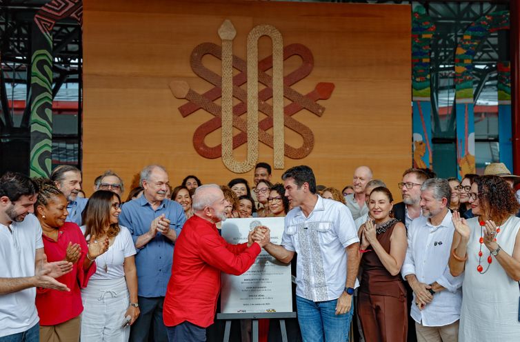 Presidente da República, Luiz Inácio Lula da Silva, durante visita ao Museu das Amazônias, ao Centro Gastronômico e ao Parque de Bioeconomia e Inovação do Parque do Futuro II. Belém - PA.


Foto: Ricardo Stuckert / PR