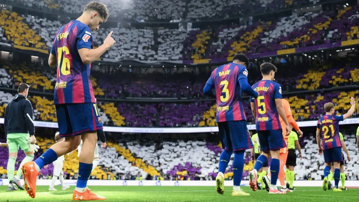 Jogadores do FC Barcelona entrando no Estádio Santiago Bernabeu