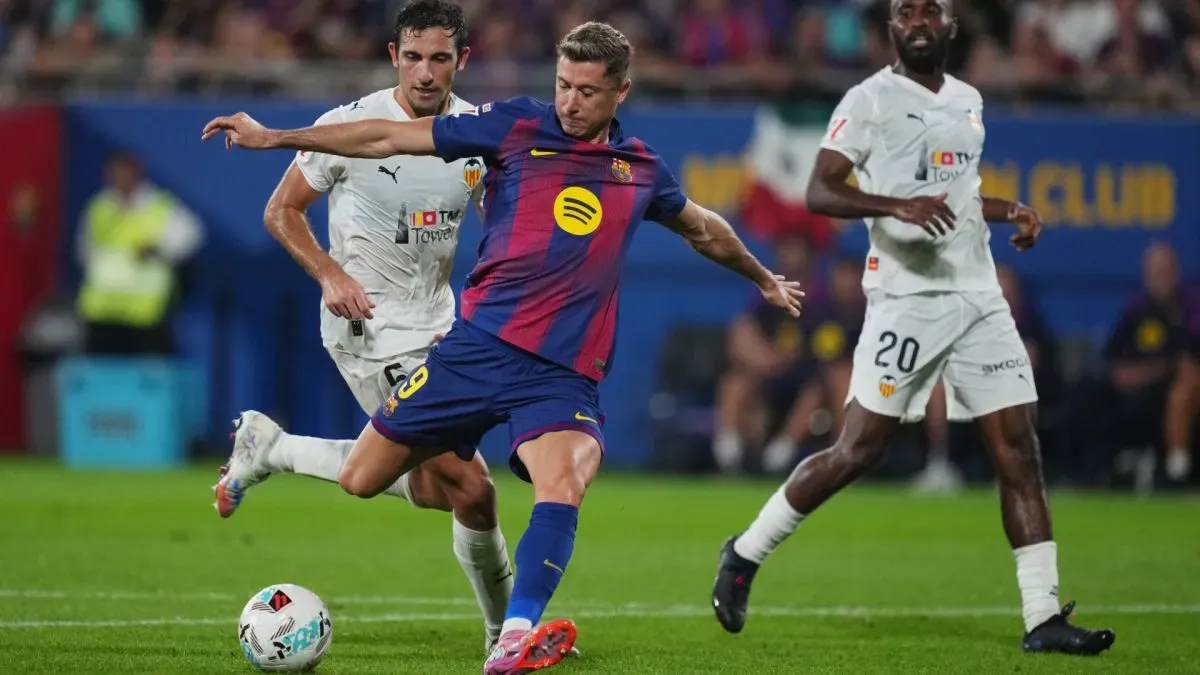 Robert Lewandowski marcando um gol pelo Barcelona