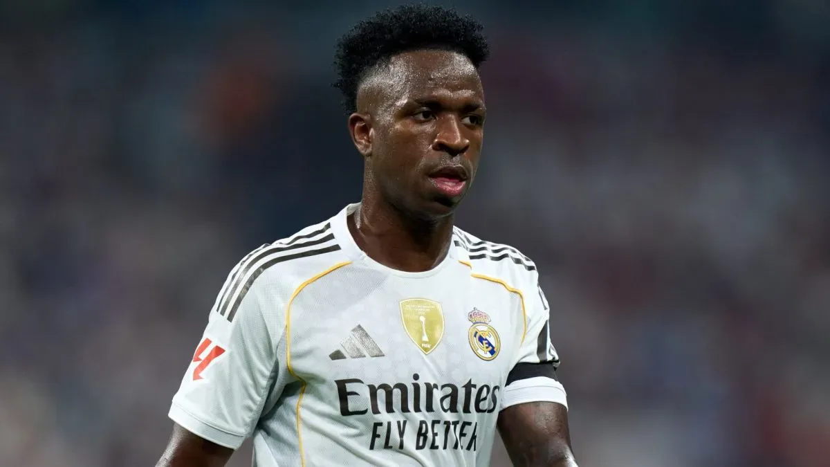 Vinicius Junior, do Real Madrid, observa durante a partida da LaLiga EA Sports entre Real Madrid CF e CA Osasuna no Estádio Santiago Bernabeu em 19 de agosto de 2025 em Madrid, Espanha.