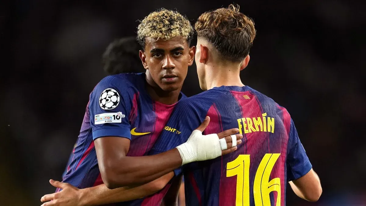 Fermin Lopez, do FC Barcelona, ​​comemora o segundo gol de seu time com o companheiro Lamine Yamal.