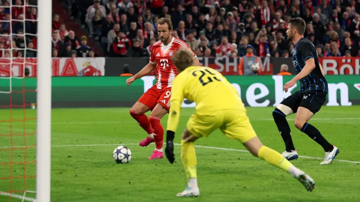 Harry Kane, do Bayern de Munique, marca o segundo gol de seu time contra o Club Brugge.