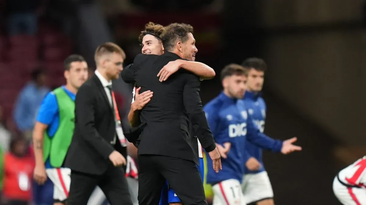 Julian Alvarez comemora com Diego Simeone, técnico do Atlético de Madrid.