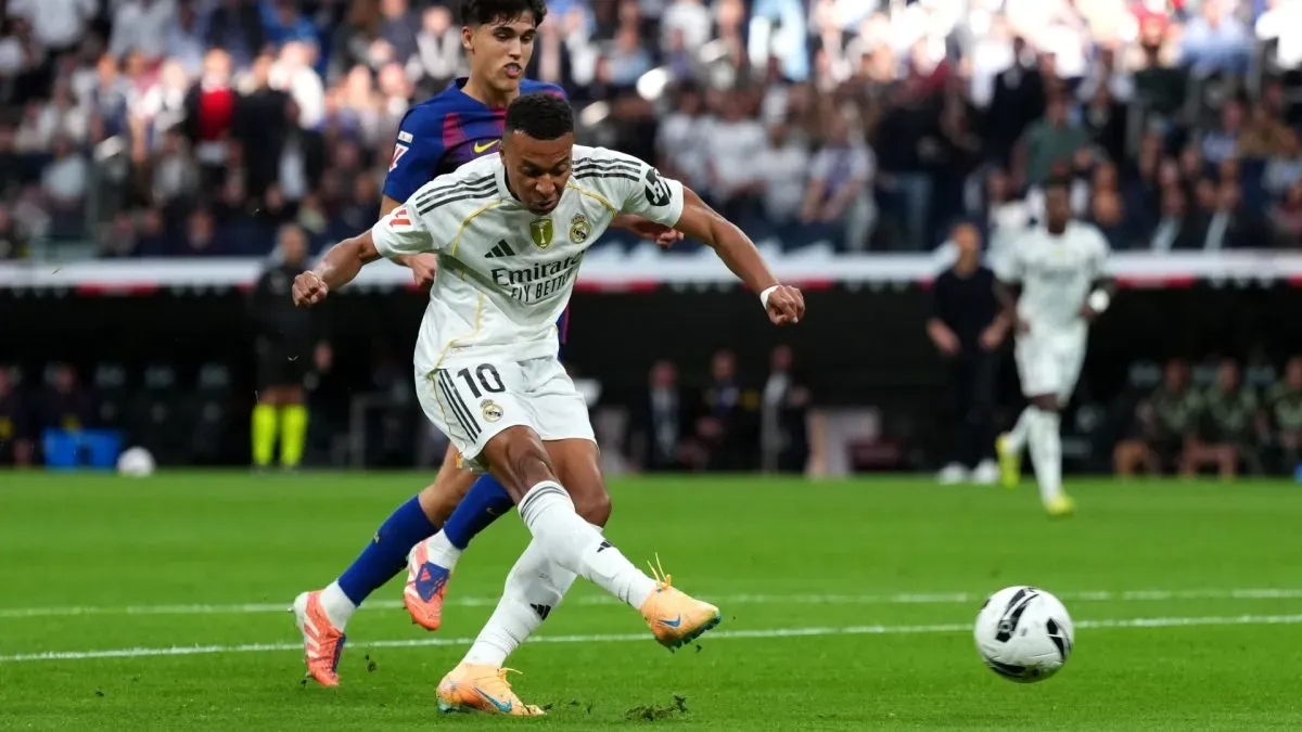 Kylian Mbappe, do Real Madrid, marca o primeiro gol de seu time contra o Barcelona.