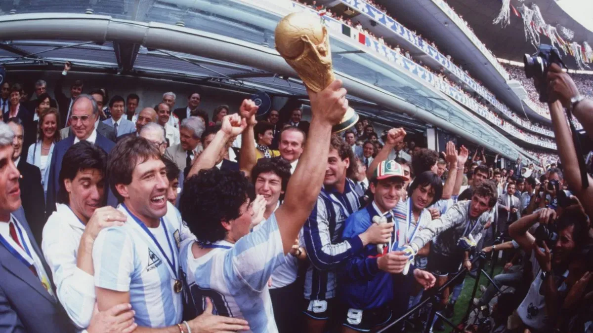 Diego Maradona levantando a Copa do Mundo de 1986.