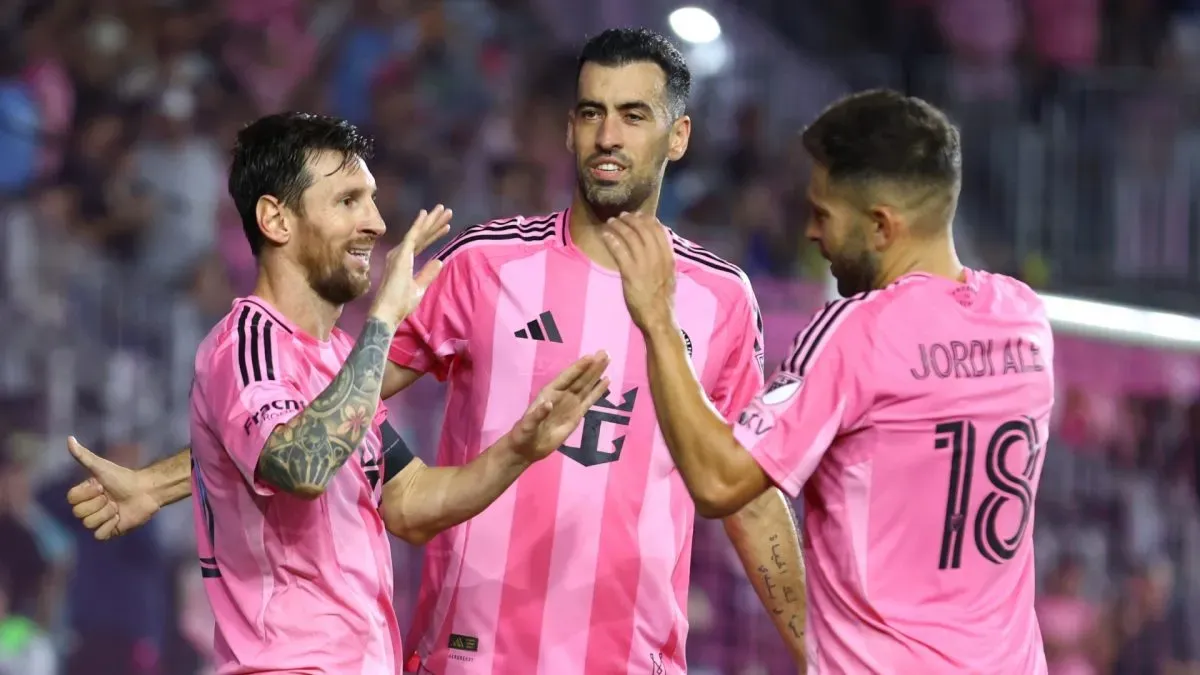 Lionel Messi #10 do Inter Miami CF comemora com Jordi Alba #18 e Sergio Busquets #5.