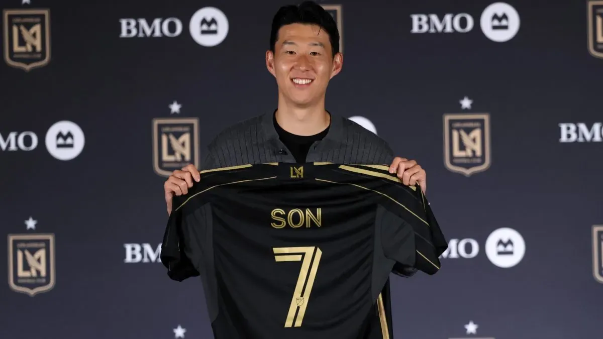 Son Hueng-Min, do Los Angeles Football Club, posa com sua camisa após ser apresentado durante uma entrevista coletiva no BMO Stadium em 6 de agosto de 2025 em Los Angeles, Califórnia.