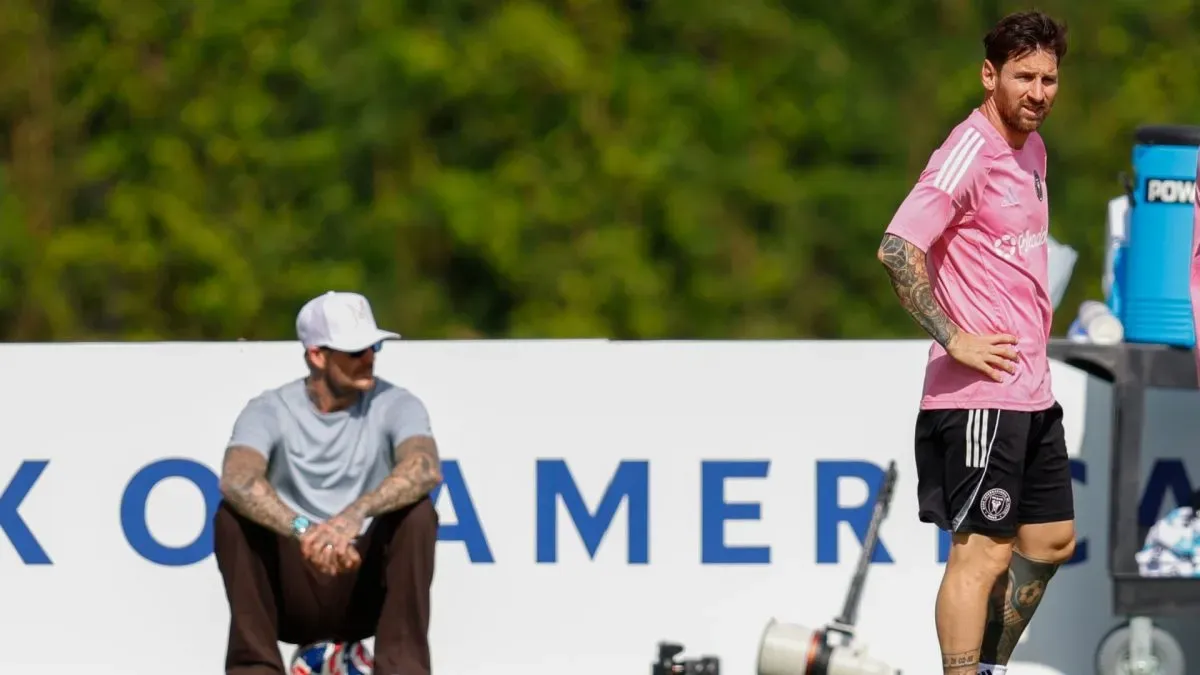 O coproprietário David Beckham, do Inter Miami CF, observa Lionel Messi treinar.