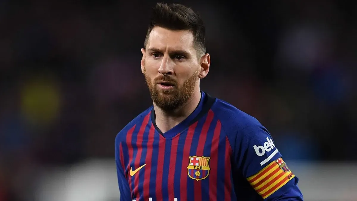 Lionel Messi, do FC Barcelona, observa durante a partida da La Liga entre FC Barcelona e Real Sociedad no Camp Nou em 20 de abril de 2019 em Barcelona, Espanha.